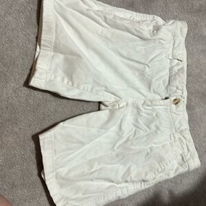 Size 7/8 white Aeropostale shorts, perfect used condition.
